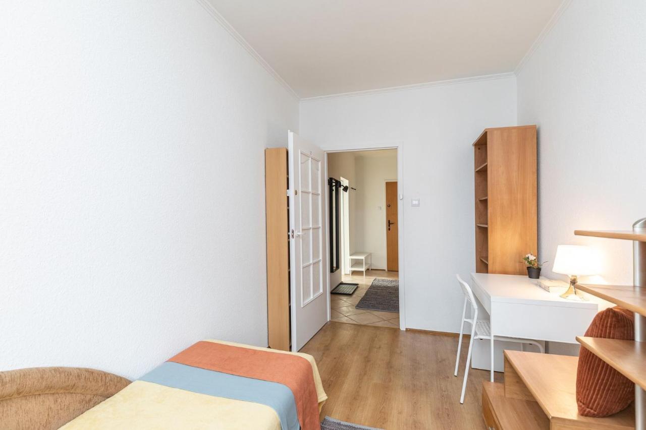 Room, Pirenejska 20 Cozy Rooms Warszawa Eksteriør bilde